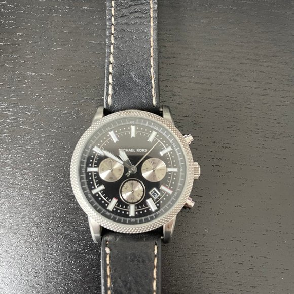 Michael kors black dial with leather strap - Picture 2 of 4